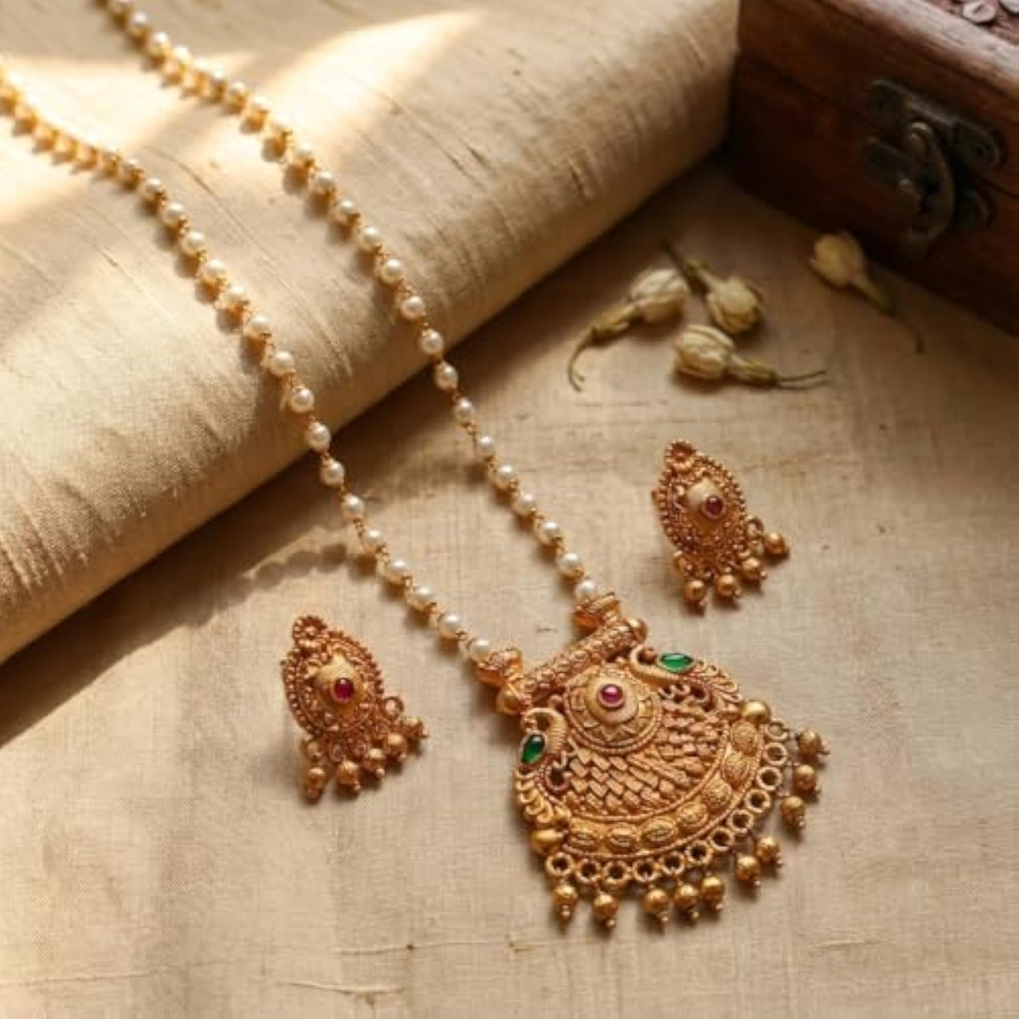 Women's Traditional Gold-Plated Pearl Necklace Set with Stud Earrings